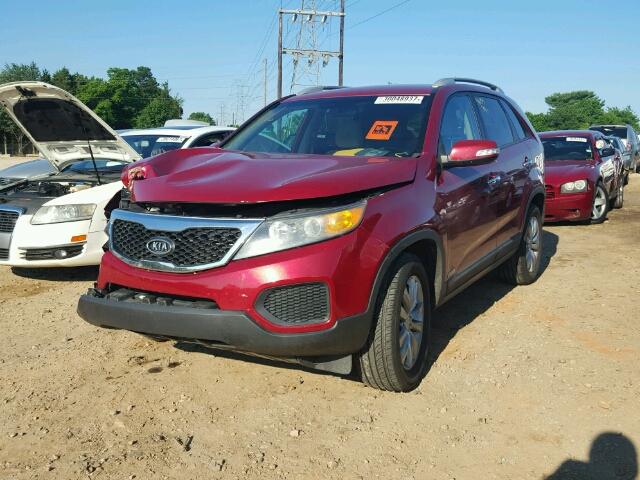 5XYKTDA2XBG078273 - 2011 KIA SORENTO BA RED photo 2