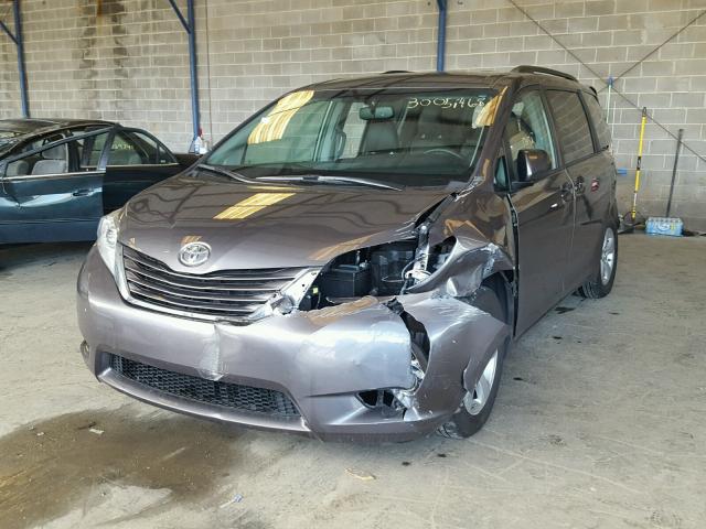 5TDKZ3DCXHS811110 - 2017 TOYOTA SIENNA LE GRAY photo 2