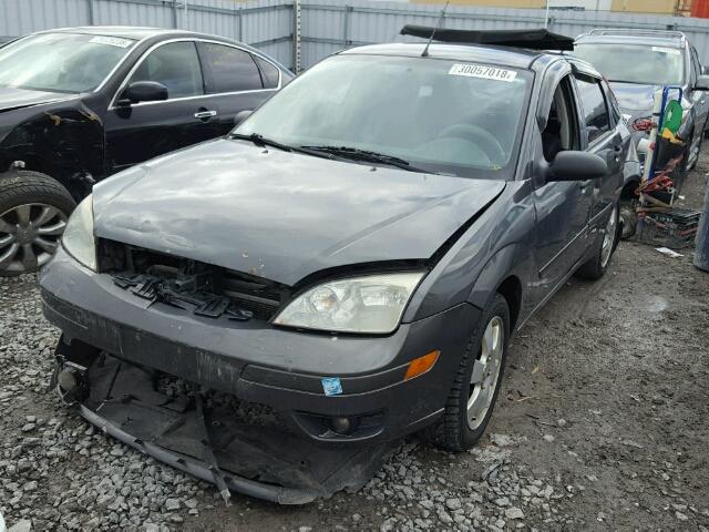 3FAFP37N75R154193 - 2005 FORD FOCUS ZX5 GRAY photo 2