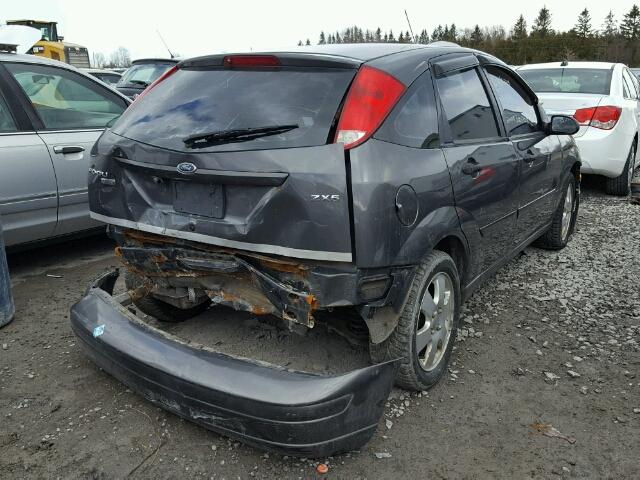 3FAFP37N75R154193 - 2005 FORD FOCUS ZX5 GRAY photo 4