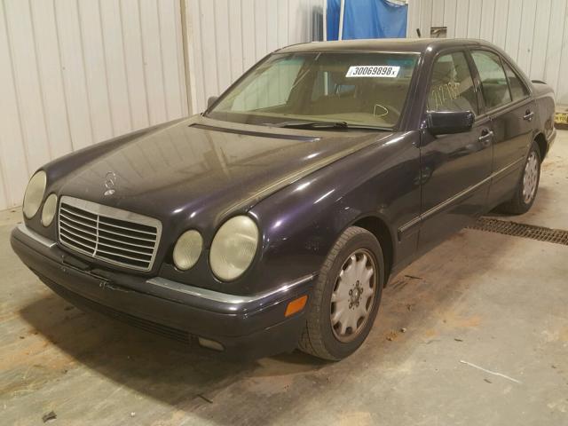 WDBJF65F5WA504712 - 1998 MERCEDES-BENZ E 320 BLUE photo 2