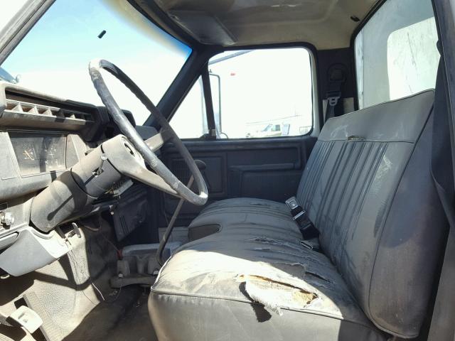 1FDNK74C2PVA24757 - 1993 FORD F700 F WHITE photo 5