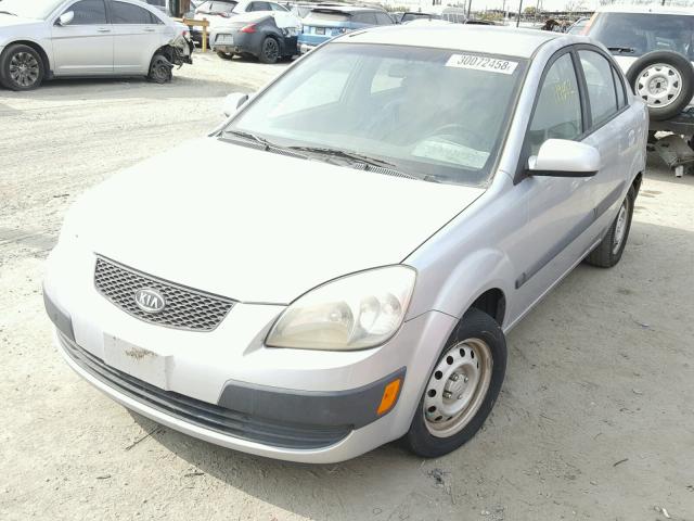 KNADE123066068592 - 2006 KIA RIO SILVER photo 2