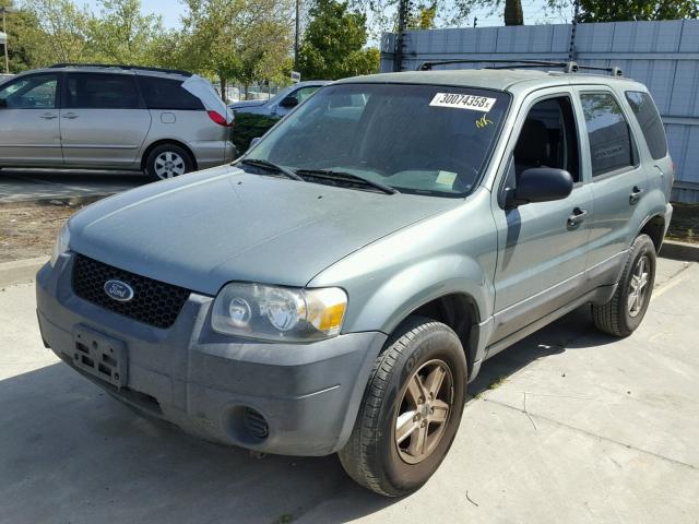 1FMCU02ZX5KB68054 - 2005 FORD ESCAPE XLS GREEN photo 2