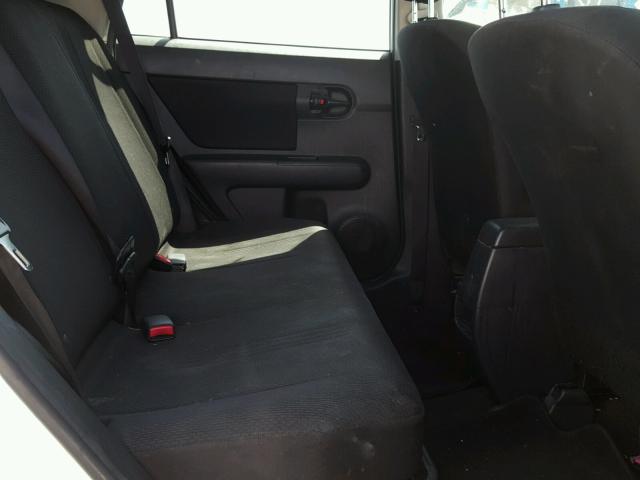 JTLKE50E381001995 - 2008 TOYOTA SCION XB WHITE photo 6