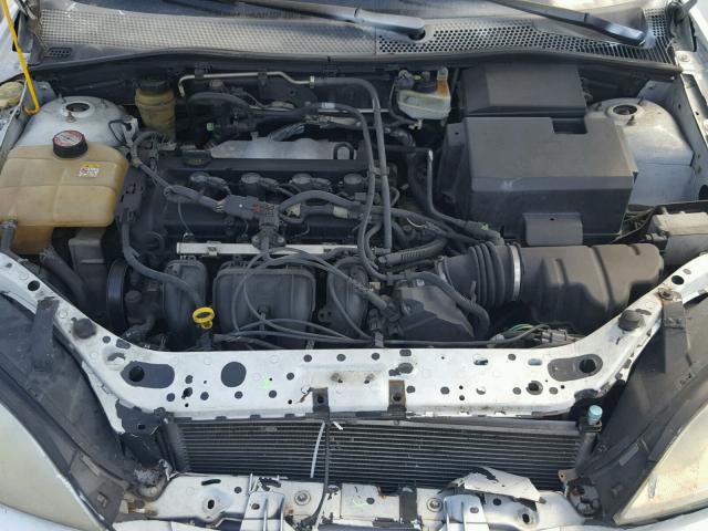 1FAFP34N65W164733 - 2005 FORD FOCUS ZX4 WHITE photo 7