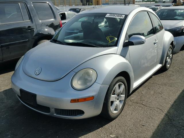 3VWPW31C07M518668 - 2007 VOLKSWAGEN NEW BEETLE 银色 照片 2