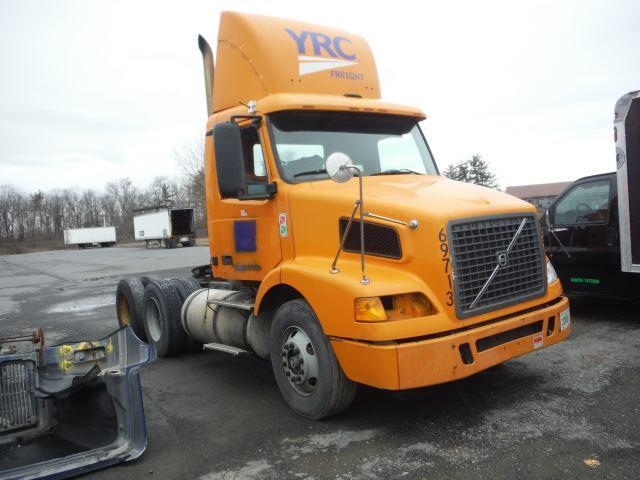 4V4MC9GF95N378193 - 2005 VOLVO VN VNM ORANGE photo 1