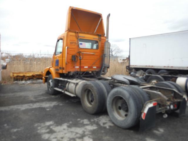 4V4MC9GF95N378193 - 2005 VOLVO VN VNM ORANGE photo 4