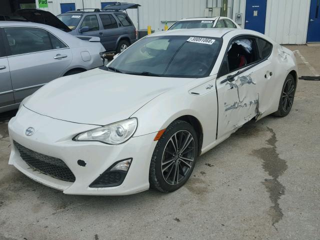 JF1ZNAA1XD2719794 - 2013 SCION FRS WHITE photo 2