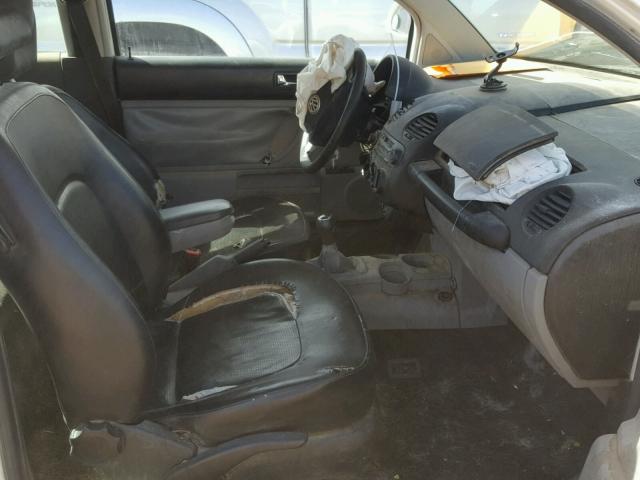 3VWCA21C2YM423831 - 2000 VOLKSWAGEN NEW BEETLE თეთრი ფოტო 5