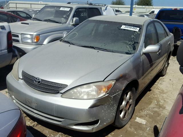 JTDBE32K320125099 - 2002 TOYOTA CAMRY LE SILVER photo 2