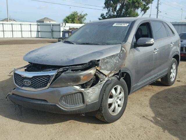 5XYKT3A18DG365485 - 2013 KIA SORENTO LX GRAY photo 2