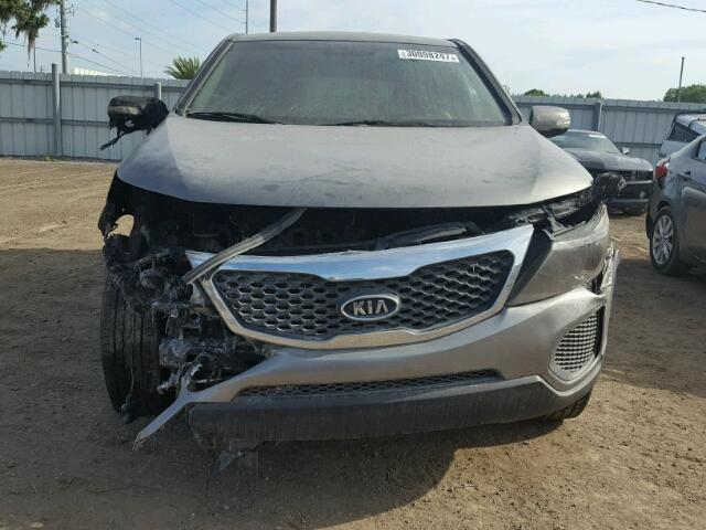 5XYKT3A18DG365485 - 2013 KIA SORENTO LX GRAY photo 9