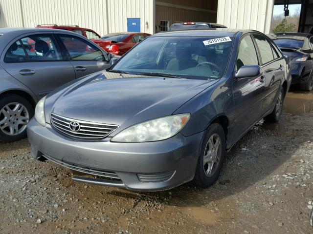 4T1BE32K35U540576 - 2005 TOYOTA CAMRY LE GRAY photo 2