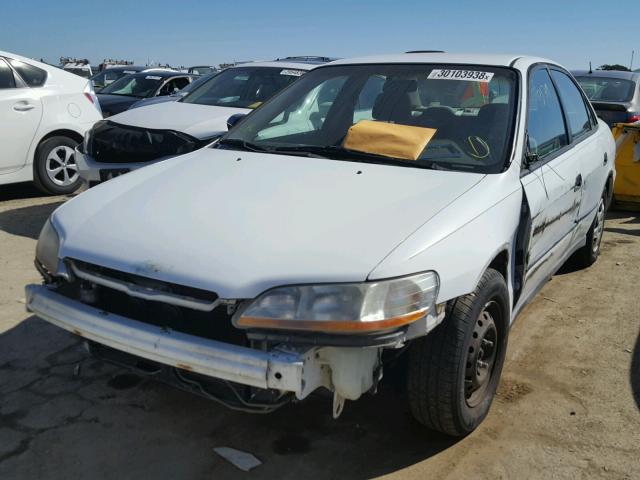 1HGCF8648WA001096 - 1998 HONDA ACCORD DX WHITE photo 2