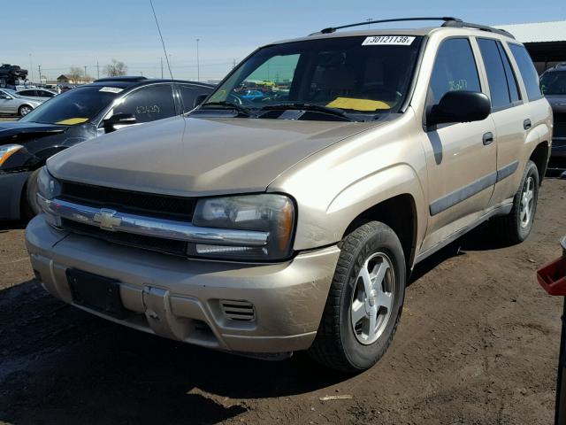 1GNDT13S452351136 - 2005 CHEVROLET TRAILBLAZE TAN photo 2