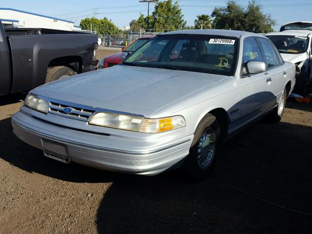 2FALP74W6SX120170 - 1995 FORD CROWN VICT SILVER photo 2