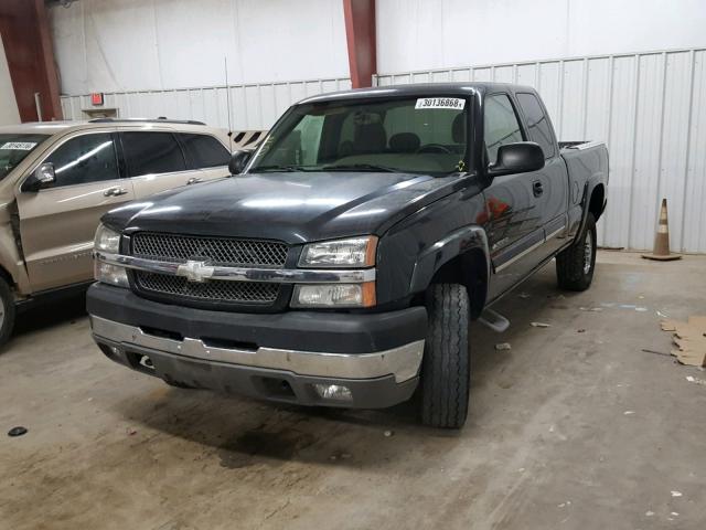 1GCHC29UX4E365841 - 2004 CHEVROLET SILVERADO BLACK photo 2