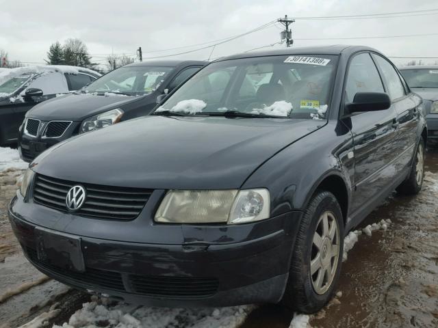 WVWAC63B61P025196 - 2001 VOLKSWAGEN PASSAT GLS BLACK photo 2