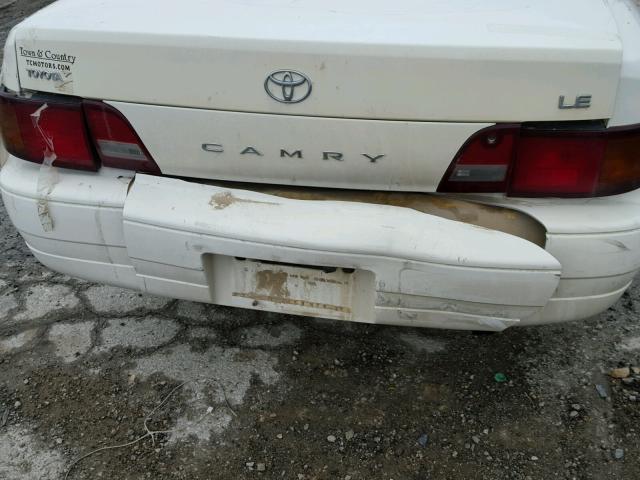 4T1BG12K7TU692565 - 1996 TOYOTA CAMRY DX WHITE photo 9