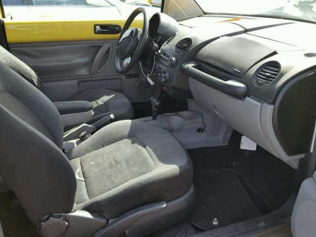 3VWCC21C2XM441075 - 1999 VOLKSWAGEN NEW BEETLE 黄色 照片 5