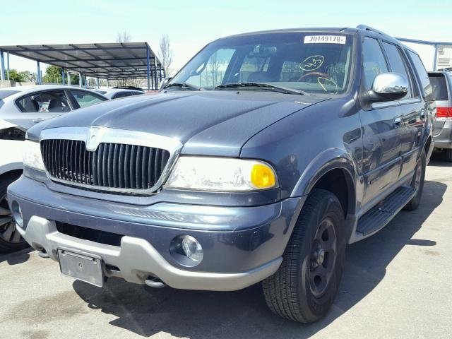 5LMFU28R51LJ18678 - 2001 LINCOLN NAVIGATOR BLUE photo 2