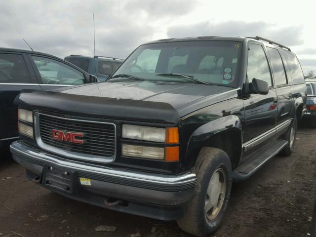 1GKFK16R9WJ700560 - 1998 GMC SUBURBAN K BLACK photo 2