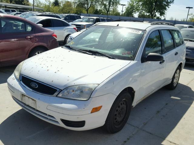 1FAFP36N96W139064 - 2006 FORD FOCUS ZXW WHITE photo 2