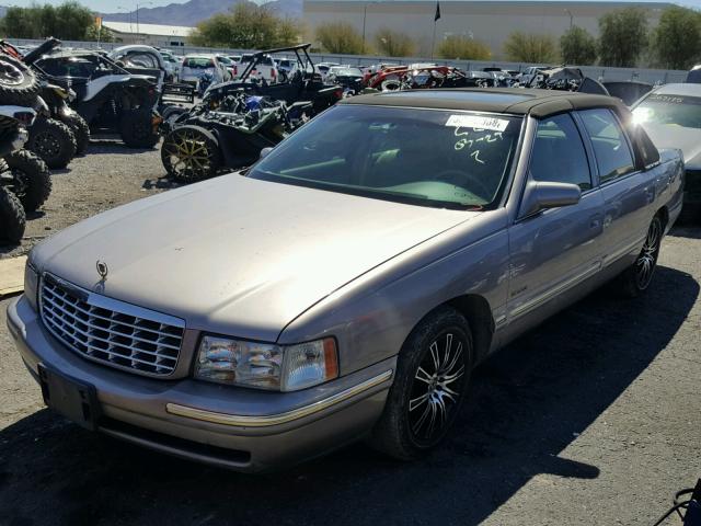 1G6KE54Y0WU718174 - 1998 CADILLAC DEVILLE DE TAN photo 2