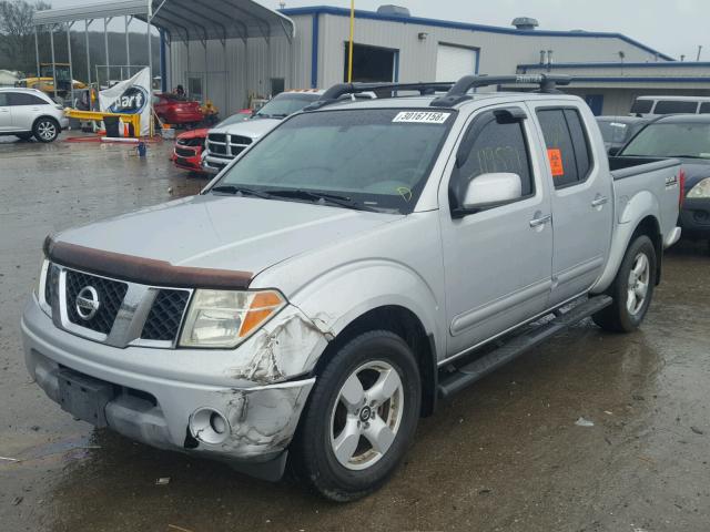 1N6AD07U06C456165 - 2006 NISSAN FRONTIER C SILVER photo 2