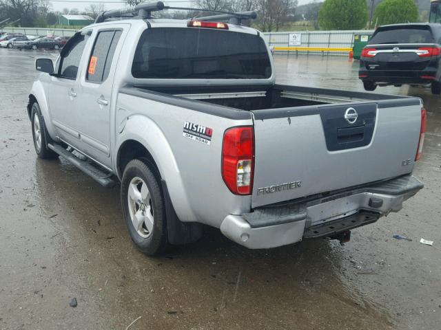 1N6AD07U06C456165 - 2006 NISSAN FRONTIER C SILVER photo 3