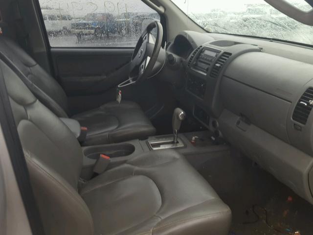 1N6AD07U06C456165 - 2006 NISSAN FRONTIER C SILVER photo 5