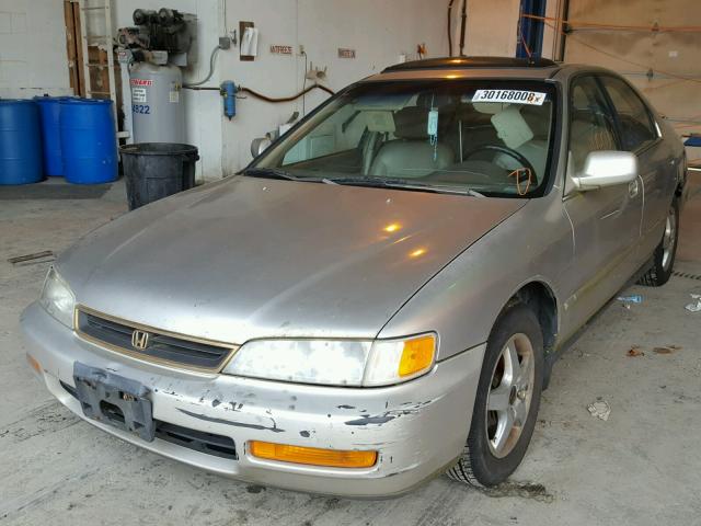 1HGCD5667TA050792 - 1996 HONDA ACCORD EX SILVER photo 2