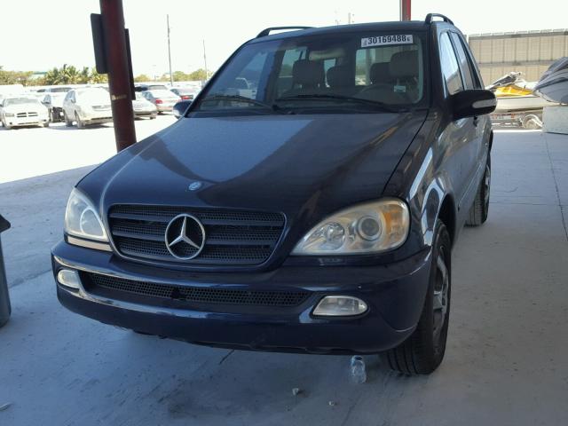 4JGAB54E82A318149 - 2002 MERCEDES-BENZ ML 320 BLUE photo 2