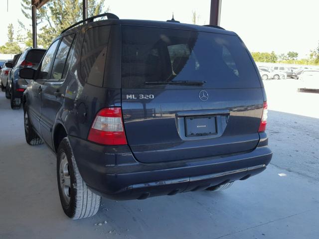 4JGAB54E82A318149 - 2002 MERCEDES-BENZ ML 320 BLUE photo 3