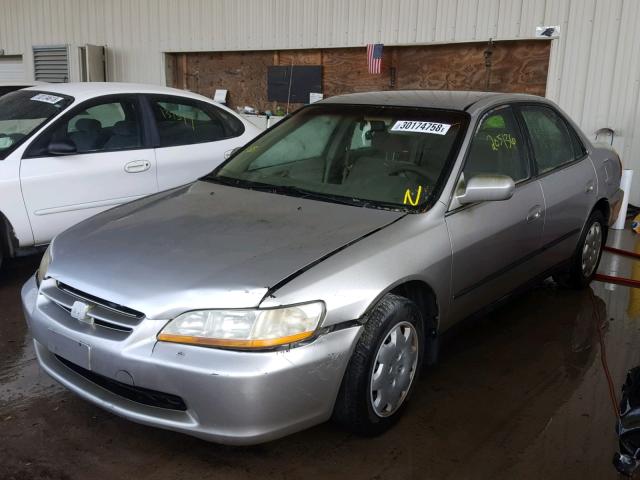 1HGCG5642WA125201 - 1998 HONDA ACCORD LX SILVER photo 2