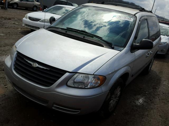 1C4GP45R05B102211 - 2005 CHRYSLER TOWN & COU SILVER photo 2