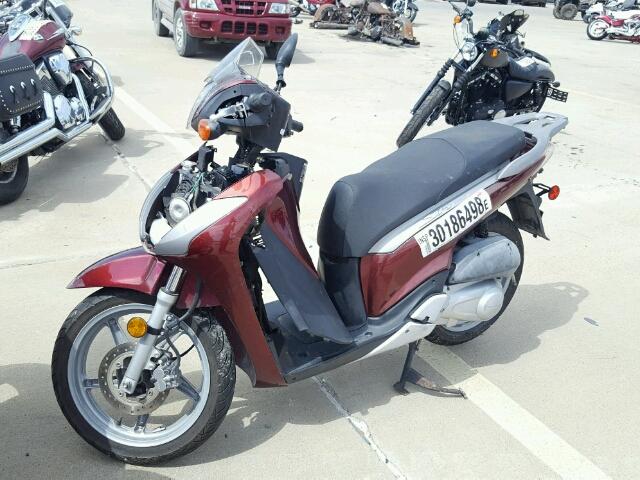 ZDCKF1011AF001137 - 2010 HONDA SH150 D MAROON photo 2