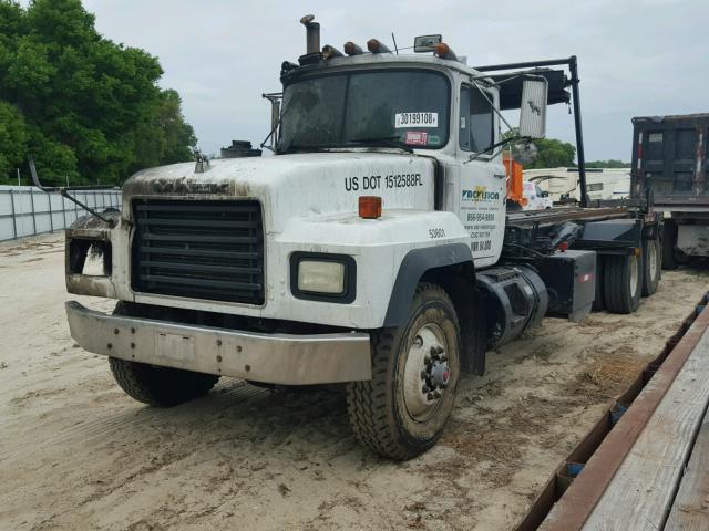 1M2P267C3WM035351 - 1998 MACK 600 RD600 WHITE photo 2