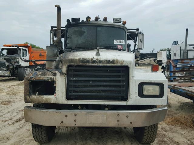 1M2P267C3WM035351 - 1998 MACK 600 RD600 WHITE photo 9