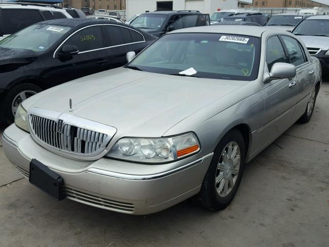 1LNHM82V37Y634215 - 2007 LINCOLN TOWN CAR S SILVER photo 2