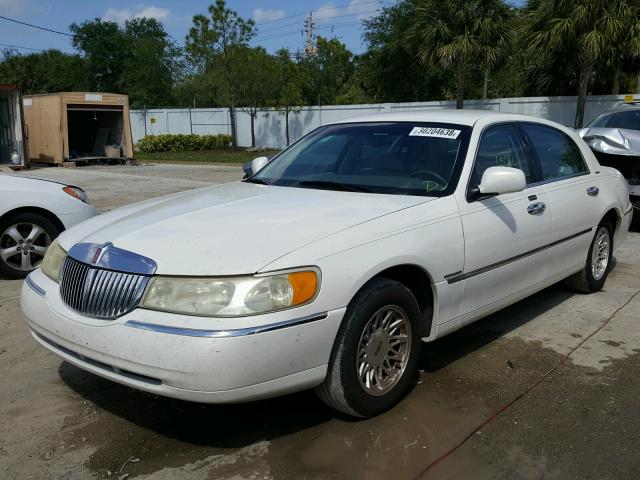 1LNHM82W6XY661658 - 1999 LINCOLN TOWN CAR S WHITE photo 2