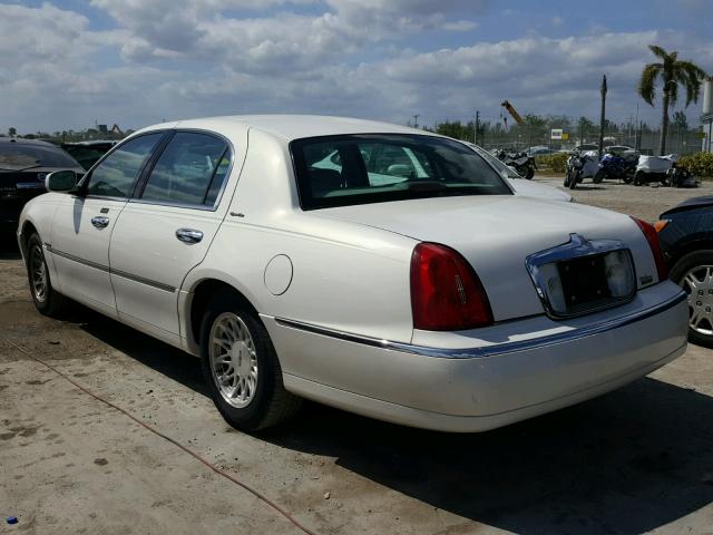 1LNHM82W6XY661658 - 1999 LINCOLN TOWN CAR S WHITE photo 3