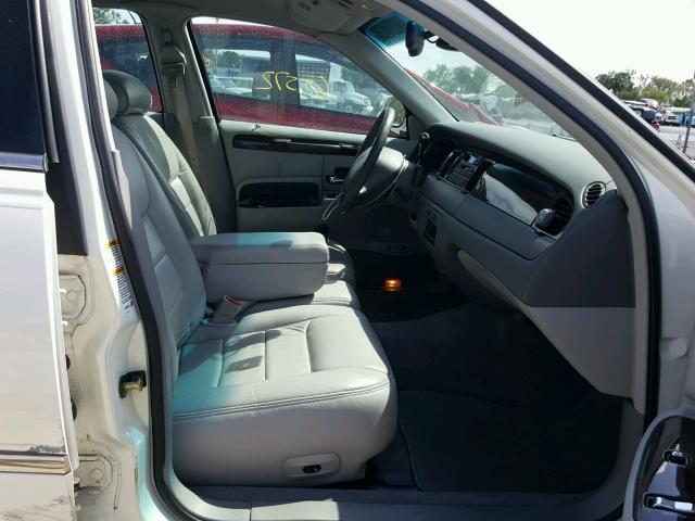 1LNHM82W6XY661658 - 1999 LINCOLN TOWN CAR S WHITE photo 5