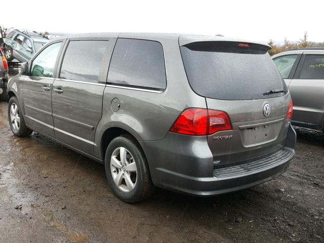 2V4RW3D13AR395444 - 2010 VOLKSWAGEN ROUTAN SE GRAY photo 3