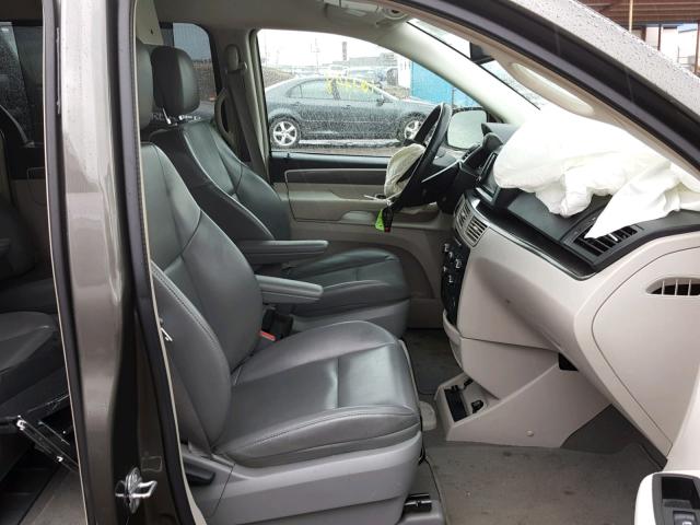 2V4RW3D13AR395444 - 2010 VOLKSWAGEN ROUTAN SE GRAY photo 5