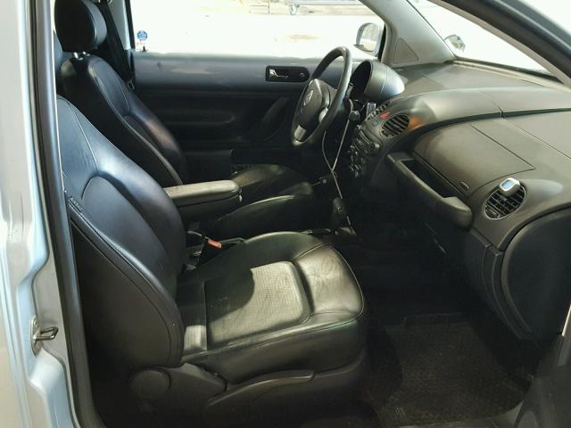 3VWPW3AGXAM009083 - 2010 VOLKSWAGEN NEW BEETLE 银色 照片 5