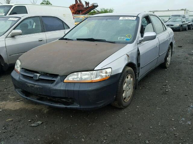 1HGCG5548XA095852 - 1999 HONDA ACCORD LX SILVER photo 2