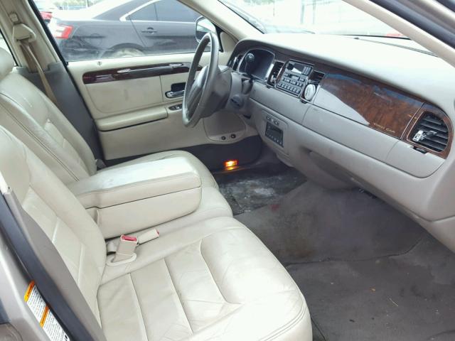 1LNFM82WXXY612129 - 1999 LINCOLN TOWN CAR S TAN photo 5